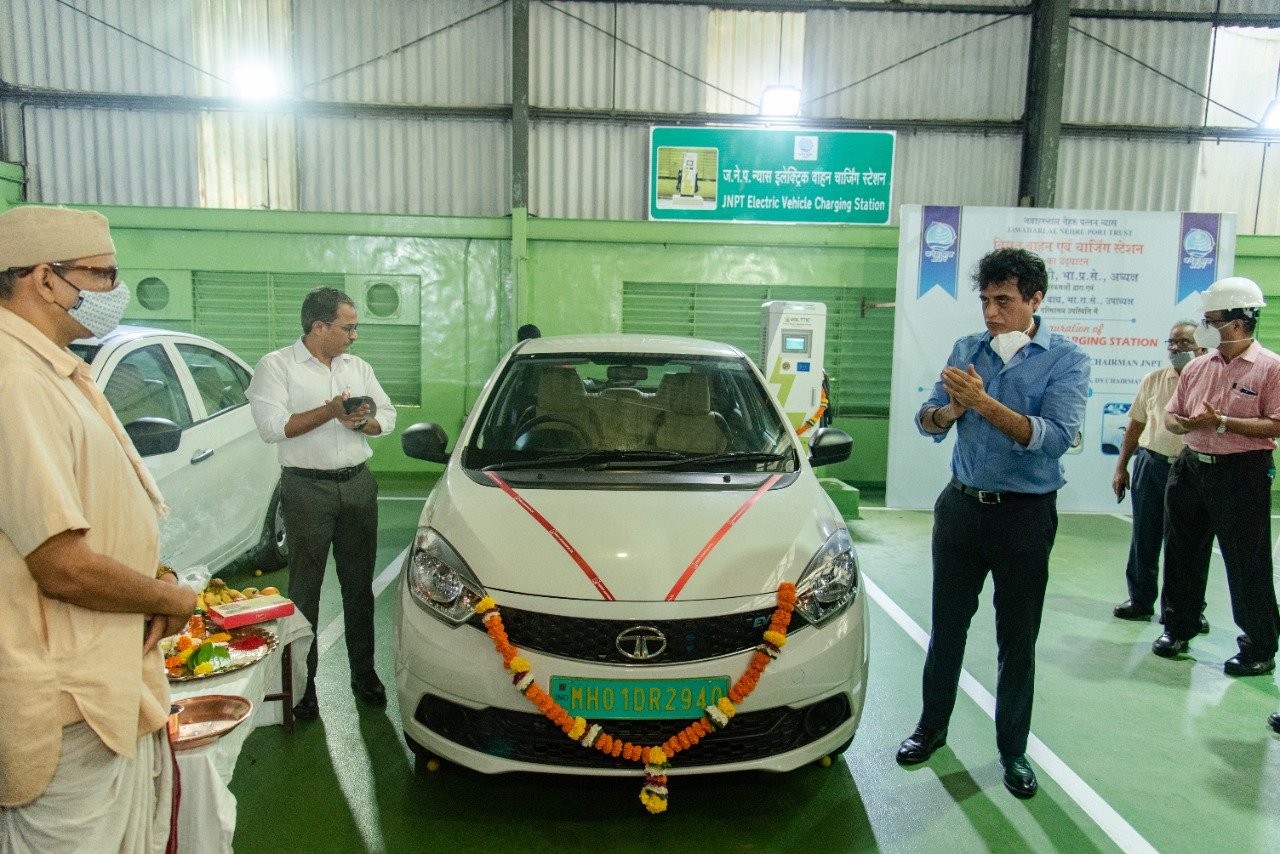 Adarsh Swarajya | जेएनपीटीने सुरू केला इलेक्ट्रिक वाहनांचा वापर