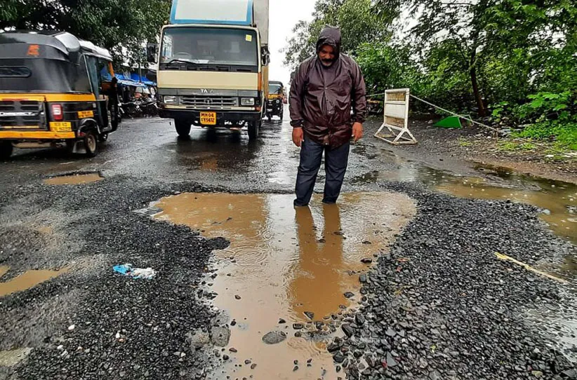 Adarsh Swarajya | जोरदार पावसामुळे रस्त्यांवर होणाऱया खड्ड्यांविरोधात...