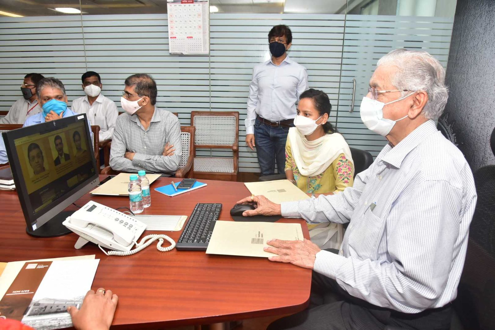 Adarsh Swarajya | हातकागद संस्थेची उत्पादने शासकीय कार्यालयात वापरणार