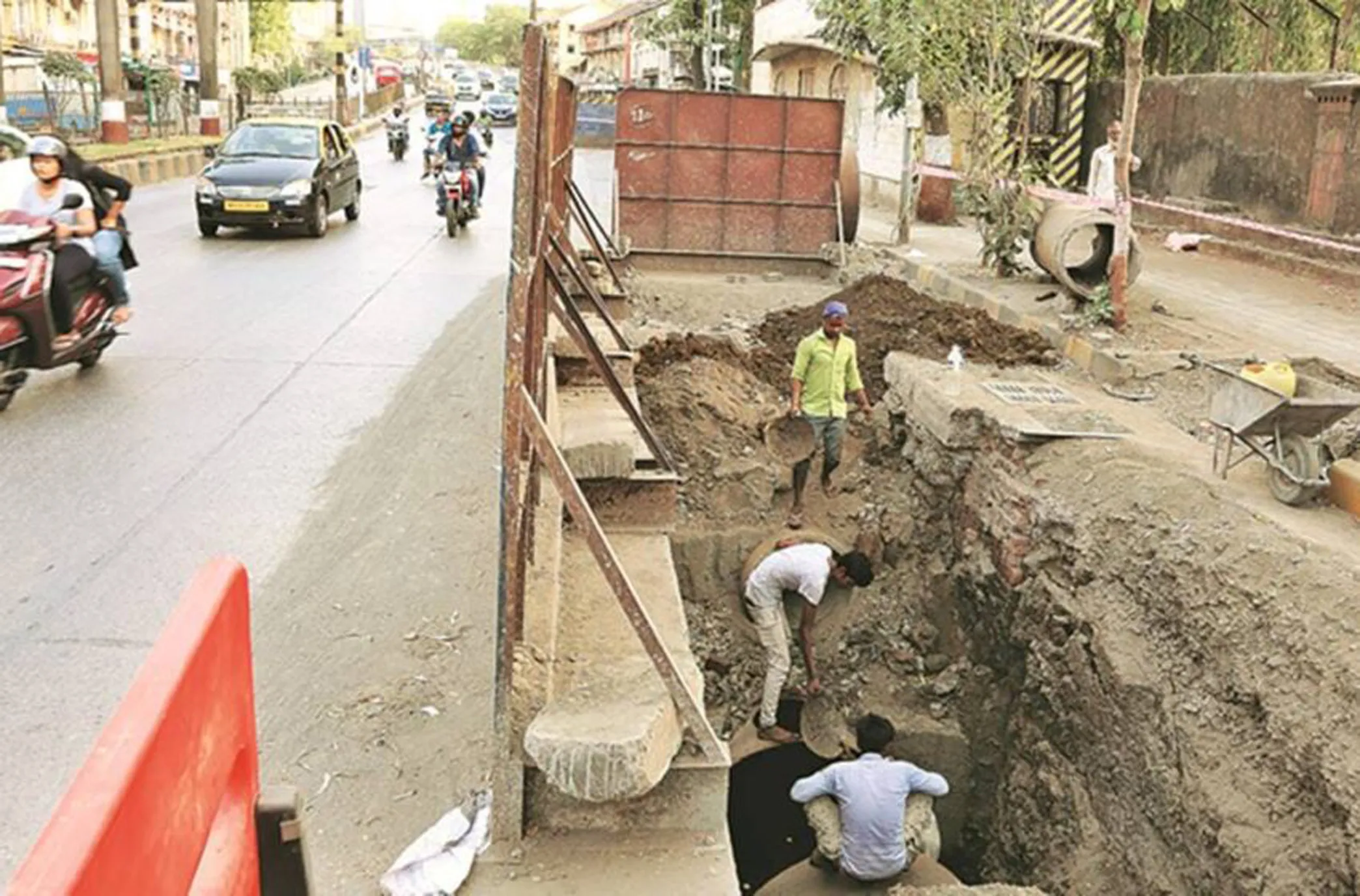 Adarsh Swarajya | डिजिटल सूचना फलकांमुळे मुंबईकरांना दिलासा?