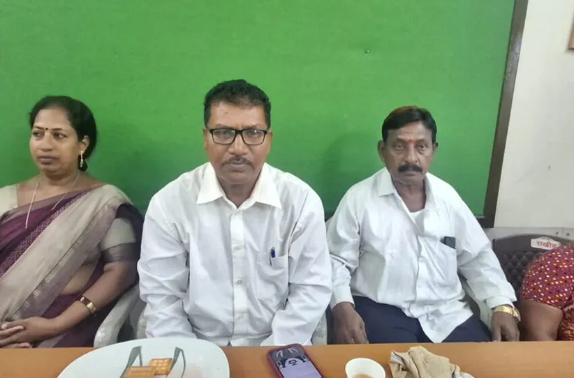 Adarsh Swarajya | गोसेविकांवरील कारवाई थांबवा, मच्छिंद्र भोसले यांची...