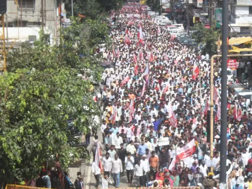 Adarsh Swarajya | पेसा भरतीसाठी आदिवासींचा विकास भवनावर मोर्चा