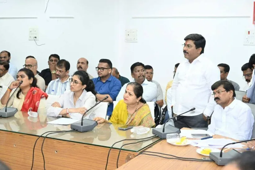 Adarsh Swarajya | नगरसेवकांचा संताप, ‘एस’ विभागात कामांचा बोजवारा, पालिका...