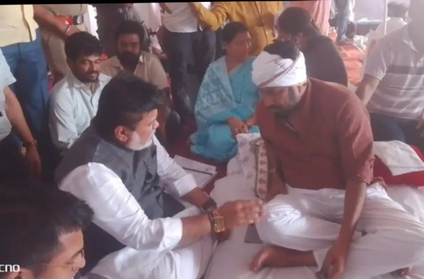 Adarsh Swarajya | लेखी आश्वासनानंतर बच्चू कडू यांचे उपोषण मागे