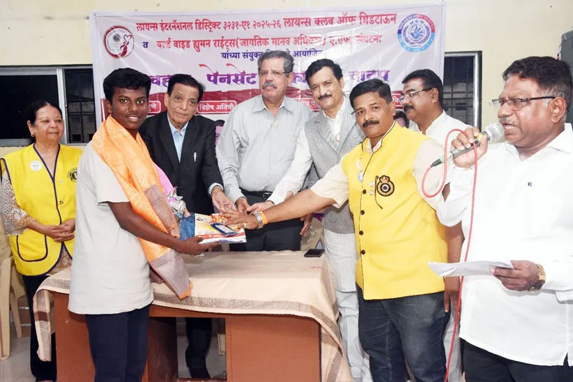 Adarsh Swarajya | लायन्स क्लब ऑफ मिडटाऊन आणि WHRAF तर्फे वह्या-पेन वाटप...
