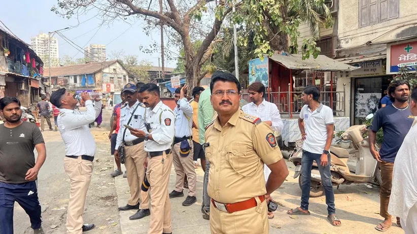 Adarsh Swarajya | भोईवाडा परिसरात वाहतूक विभागाची धडक संयुक्त कारवाई;