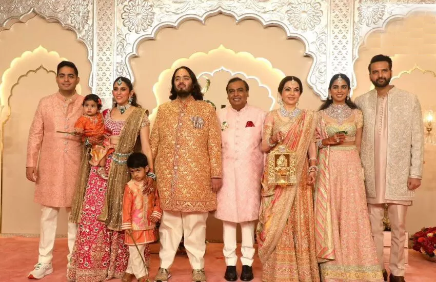 Adarsh Swarajya | अनंतसह अंबानी कुटुंबीय पोहोचले लग्नस्थळी, व्हिडिओ...