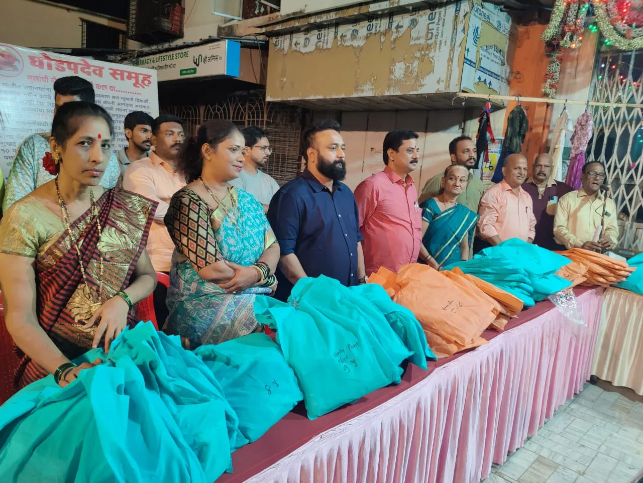 Adarsh Swarajya | घोडपदेव समूहाच्या कपडे वाटप कार्यक्रमाला अलोट गर्दी