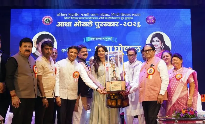 Adarsh Swarajya | संघर्ष, साधना म्हणजे आशाताई – श्रेया घोषाल