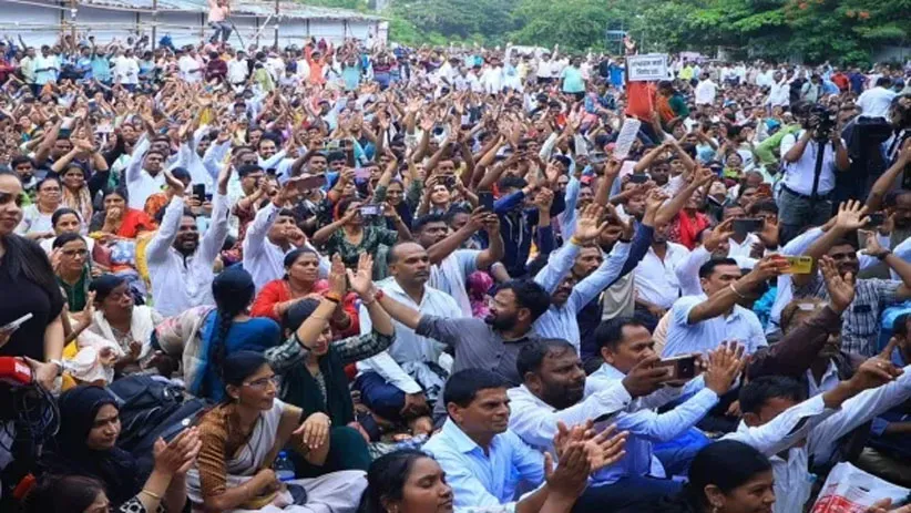 Adarsh Swarajya | शिक्षकांच्या आंदोलनाला यश; सरकारकडून 20% वाढीव पगाराचा...