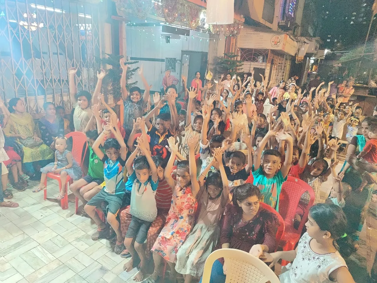 Adarsh Swarajya | घोडपदेव समूहाच्या कपडे वाटप कार्यक्रमाला अलोट गर्दी