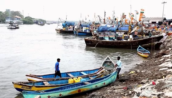 Adarsh Swarajya | वर्सोवामध्ये नवीन मासेमारी बंदर उभारणीसाठी ४९८.१५...