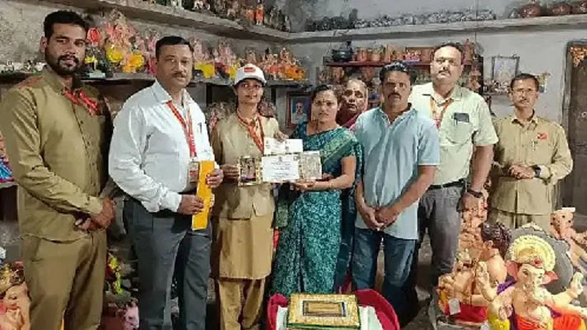 Adarsh Swarajya | साताऱ्यातील महिला गणेशमूर्तीकाराला दिल्लीतील...