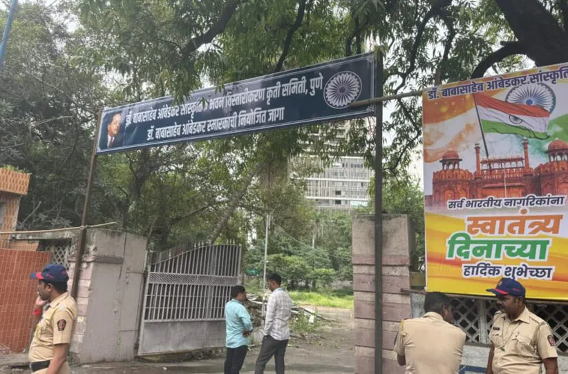 Adarsh Swarajya | भिमसैनिकांडून स्मारकाच्या नियोजित जागेवर...