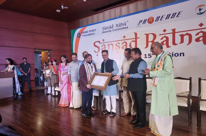 Adarsh Swarajya | खासदार नरेश म्हस्के यांना मानाचा ‘संसद रत्न’ पुरस्कार...