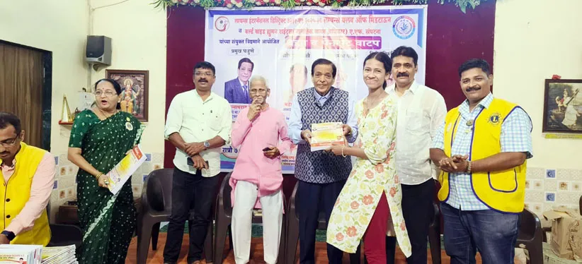 Adarsh Swarajya | शालेय विद्यार्थ्यांसाठी वही-पेन वाटप कार्यक्रम संपन्न