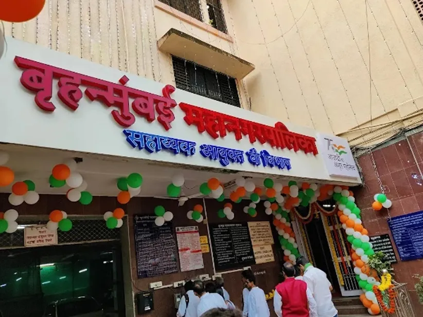 Adarsh Swarajya | डोंगरी परिसरातील ९ अनधिकृत दुकानांवर ‘बी’ विभागाकडून...