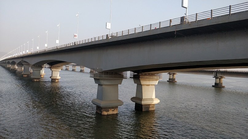 Adarsh Swarajya | वाशी खाडी पुलावरुन आत्महत्येचा प्रयत्न