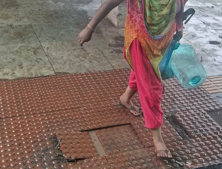 Adarsh Swarajya | तुटलेल्या लाद्यांमुळे रेल्वे प्रवासी हैराण